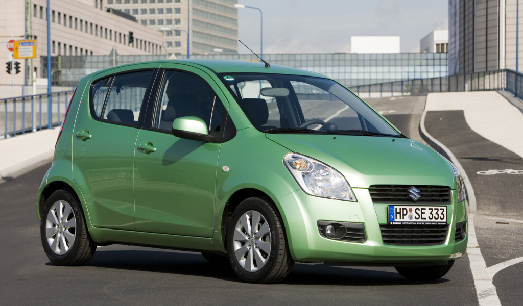   Красивый автомобиль Suzuki Splash