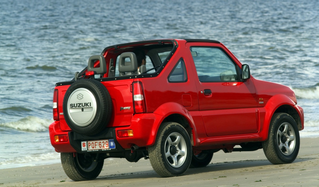 Автомобиль Suzuki Jimny на дороге