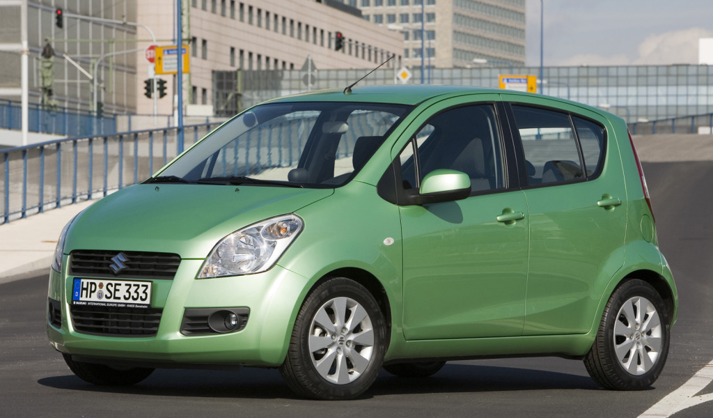 Автомобиль Suzuki Splash на дороге