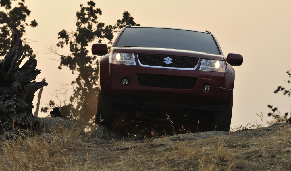 Автомобиль Suzuki Grand Vitara 2014 на дороге
