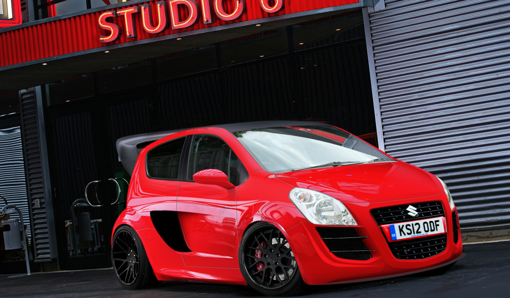 Автомобиль марки Suzuki модели Splash