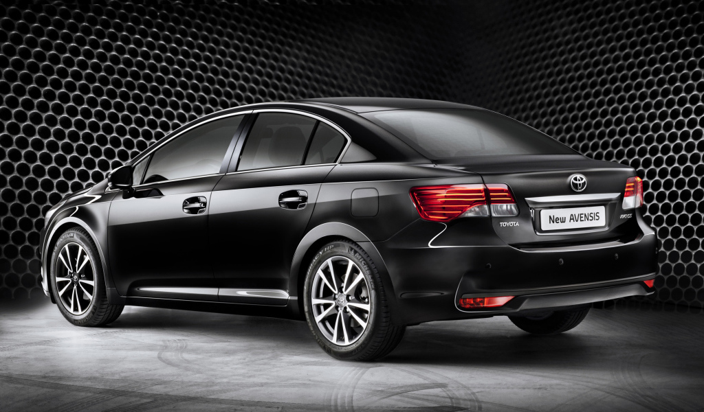 Автомобиль Toyota Avensis 2013 на дороге