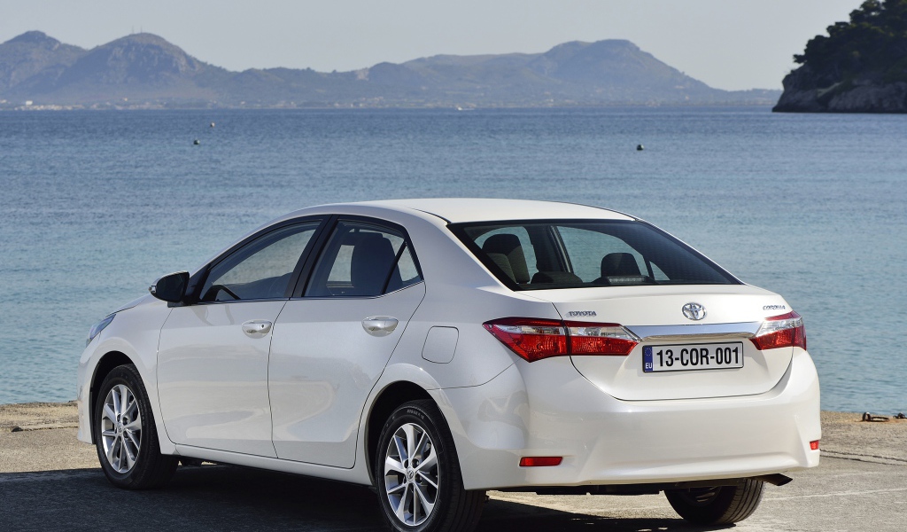 Автомобиль Toyota Corolla 2014 на дороге 