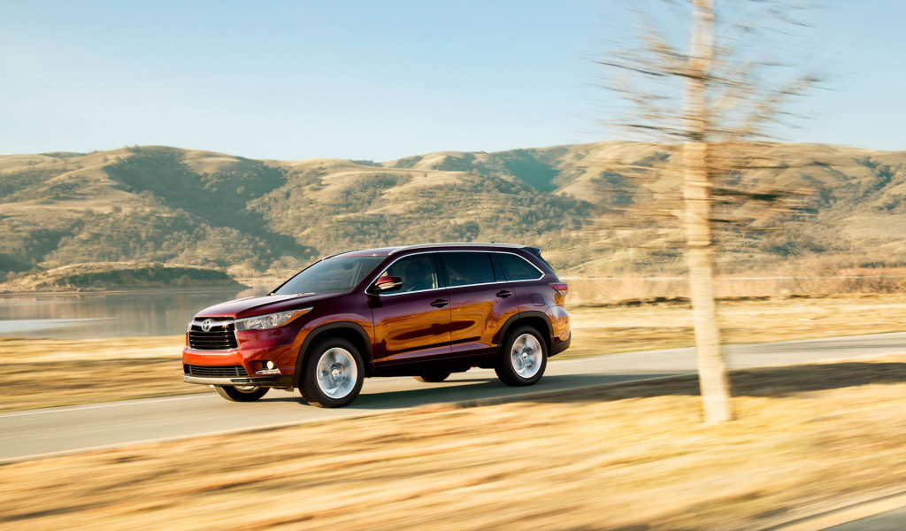Красивый автомобиль Toyota Highlander 2014