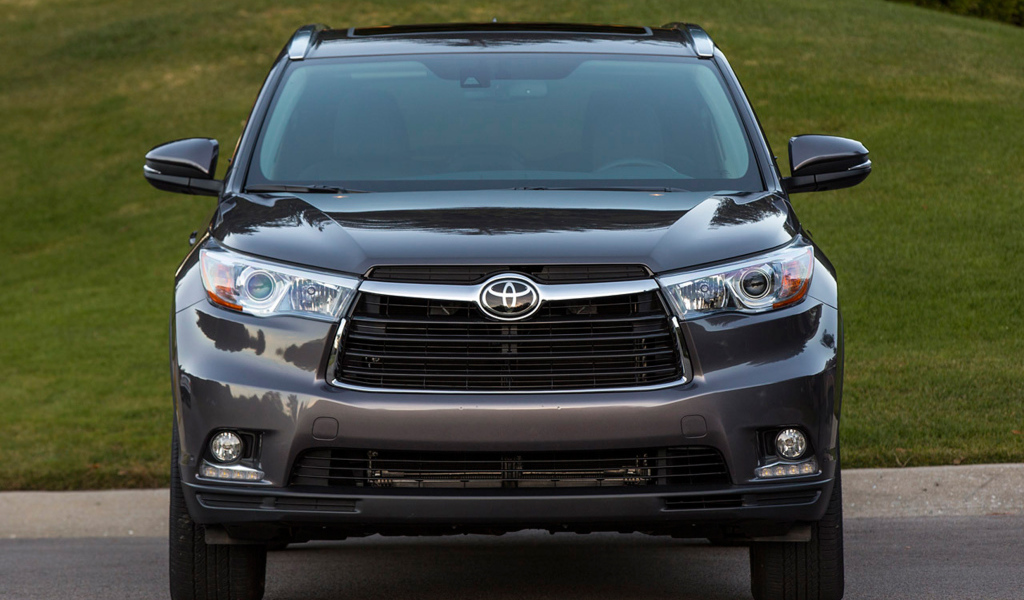 Красивый автомобиль Toyota Highlander 2014 в Москве
