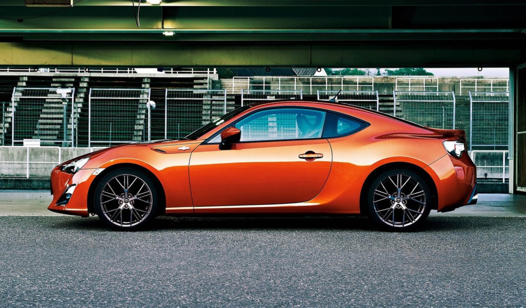 Красивый автомобиль Toyota Avensis 2013