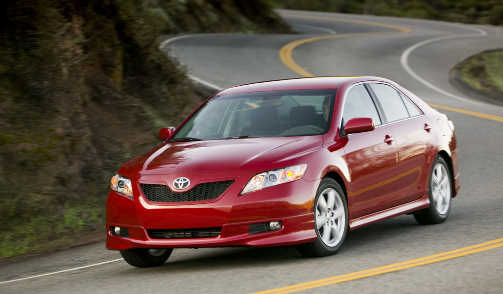 Красивый автомобиль Toyota Camry