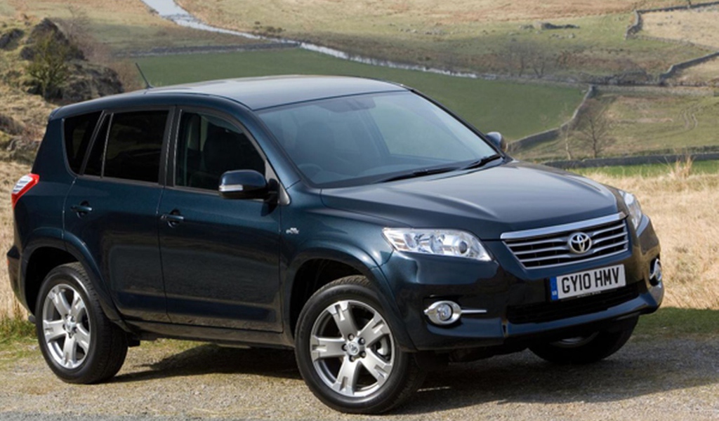 Красивый автомобиль Toyota RAV4 в Москве