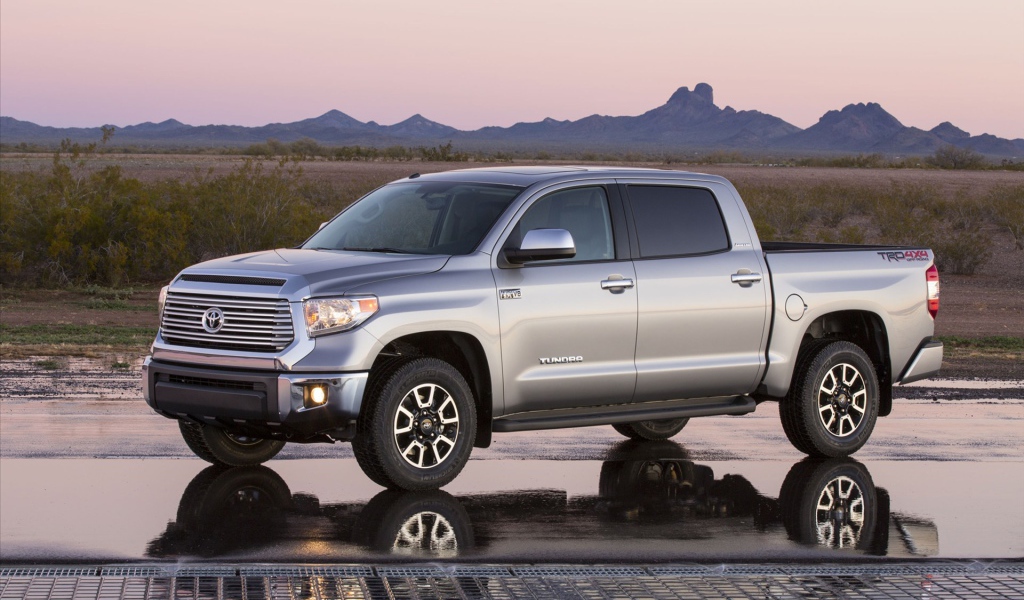Красивый автомобиль Toyota Tundra 2014