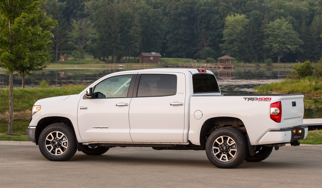 Красивый автомобиль Toyota Tundra 2014 в Москве