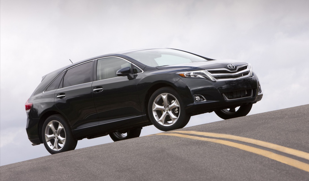 Красивый автомобиль Toyota Venza