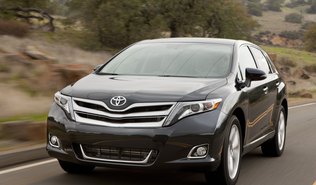 Красивый автомобиль Toyota Venza в Москве