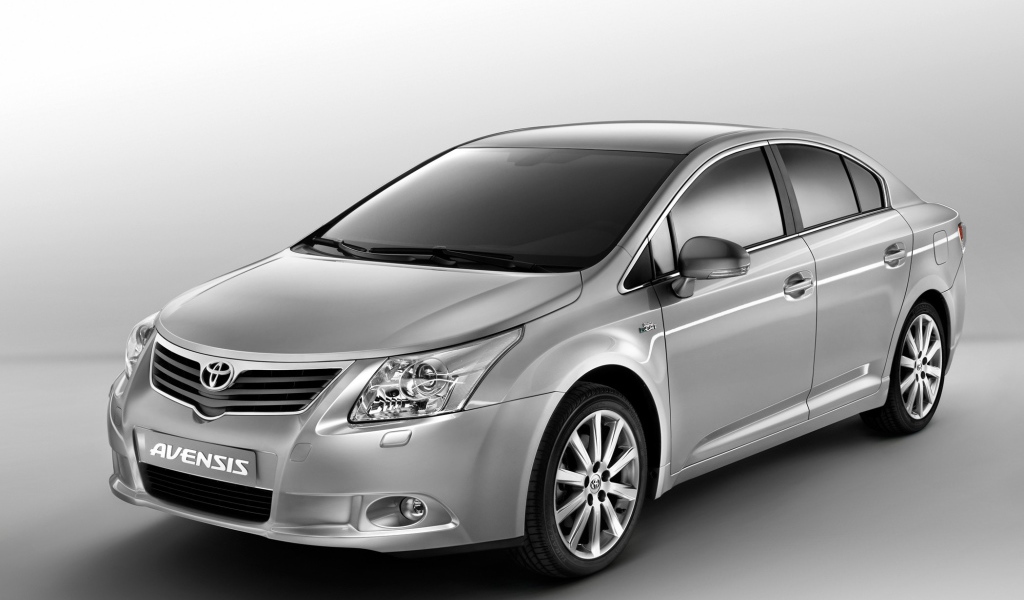 Новый автомобиль Toyota Avensis 2013