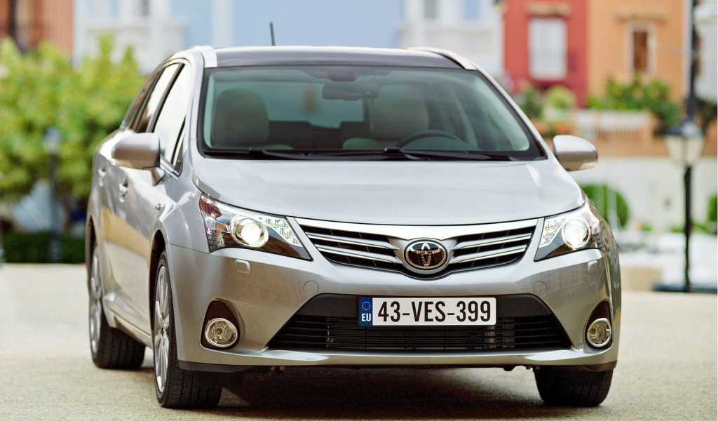 Надежный автомобиль Toyota Avensis 2013