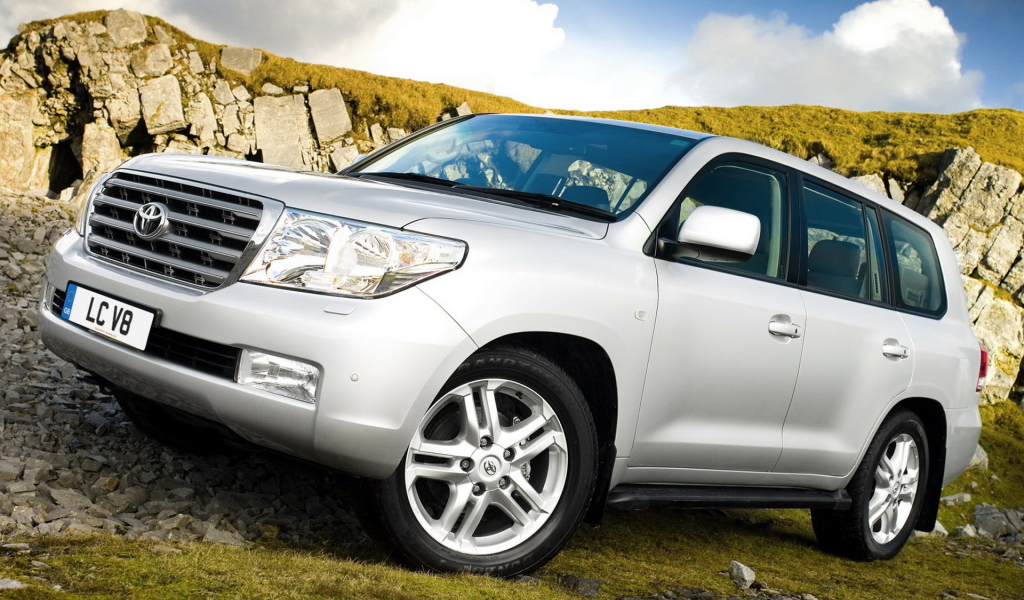 Надежный автомобиль Toyota Land Cruiser 200