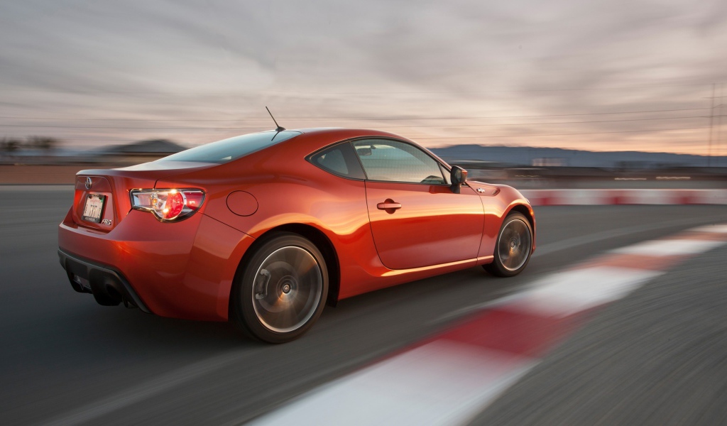 Спортивная Тойота на дороге