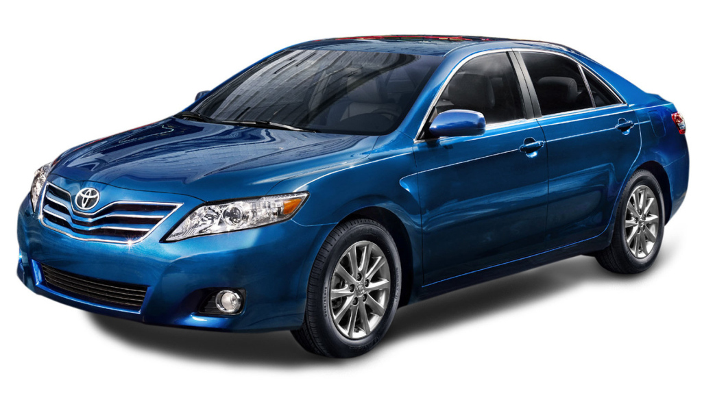 Автомобиль Toyota Camry на дороге
