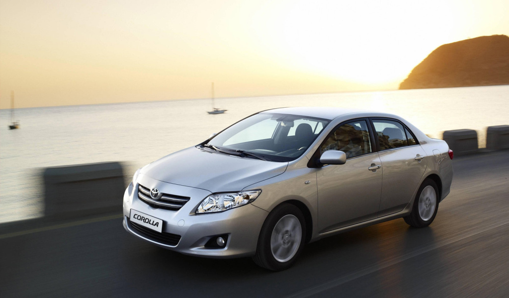 Автомобиль Toyota Corolla на дороге