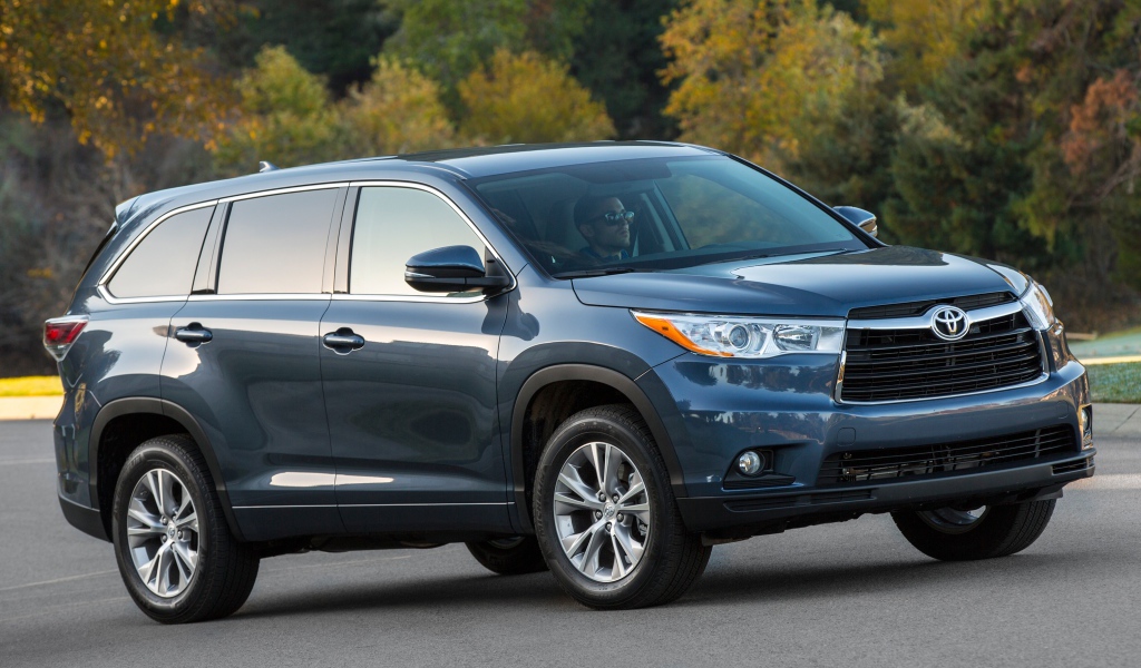 Автомобиль Toyota Highlander 2014 на дороге