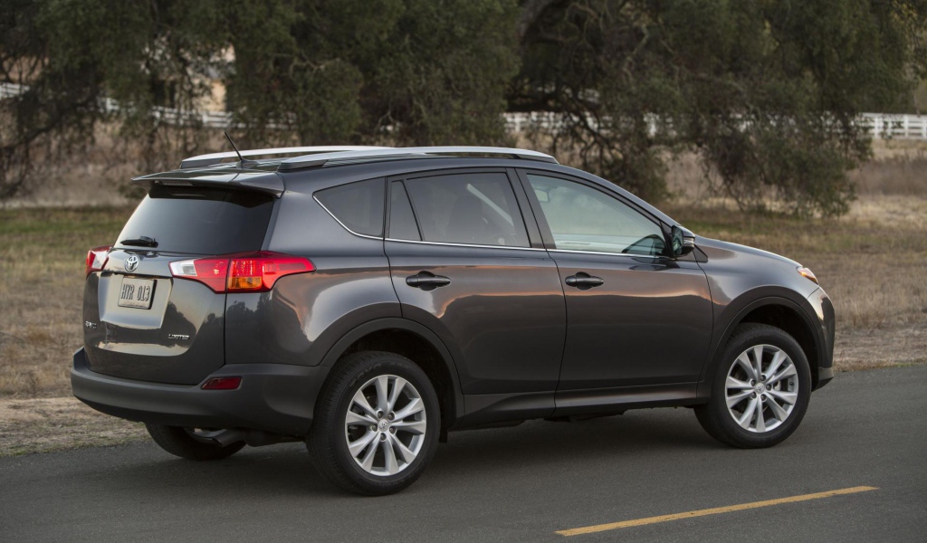 Автомобиль Toyota RAV4 на дороге