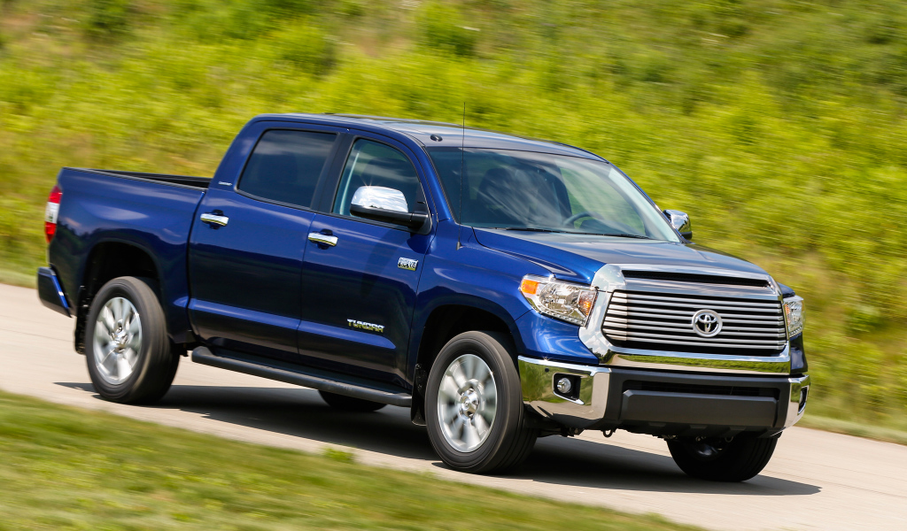 Автомобиль Toyota Tundra 2014 на дороге 