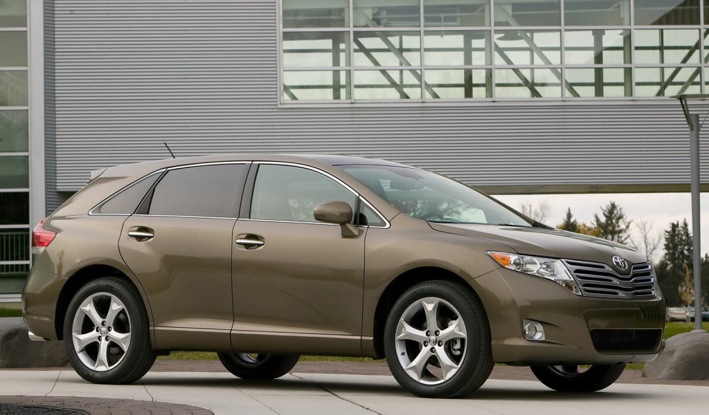 Автомобиль Toyota Venza на дороге