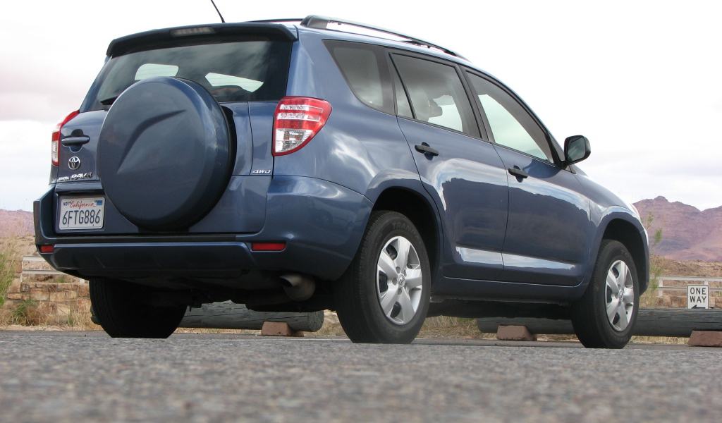 Автомобиль марки Toyota модели RAV4