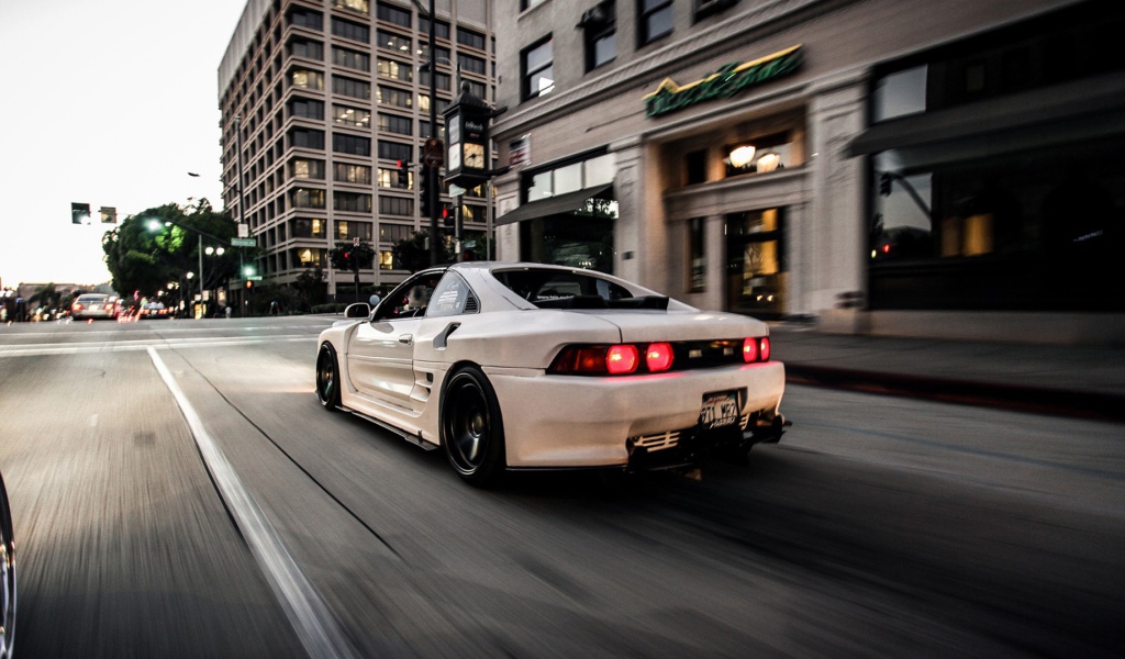 Тойота на улице города