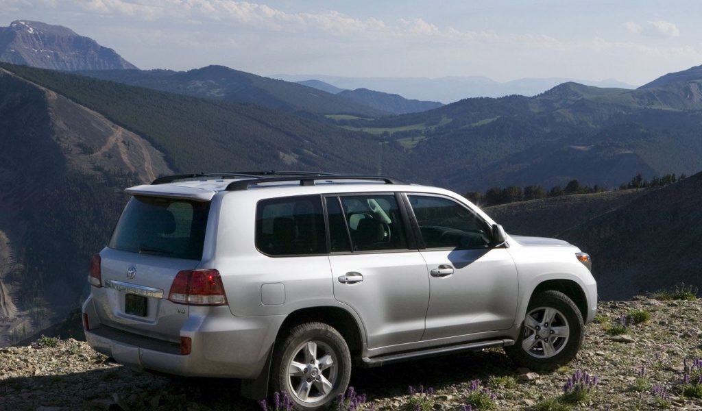 Новая машина Toyota Land Cruiser 200