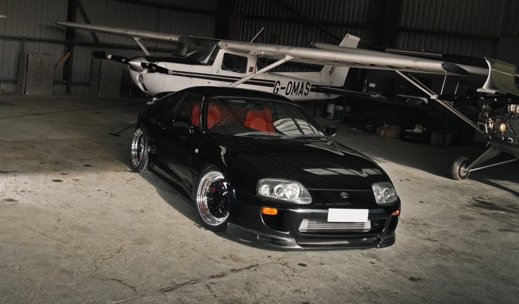 Черная тойота и самолет