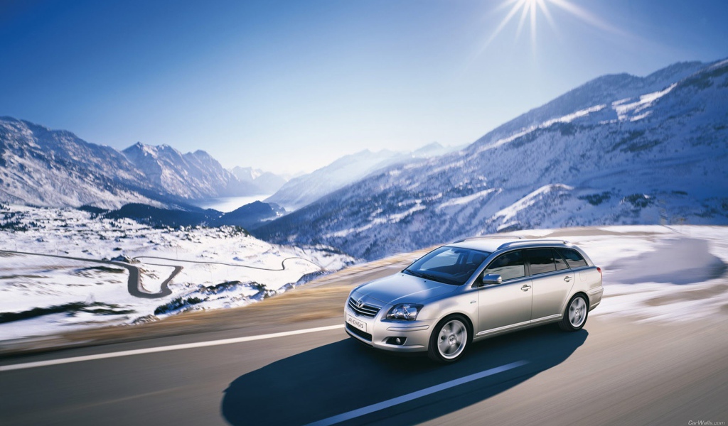 Тойота в заснеженных горах