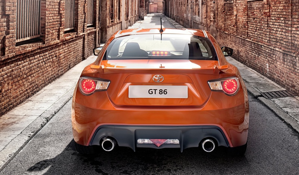 Тойота на узкой улице