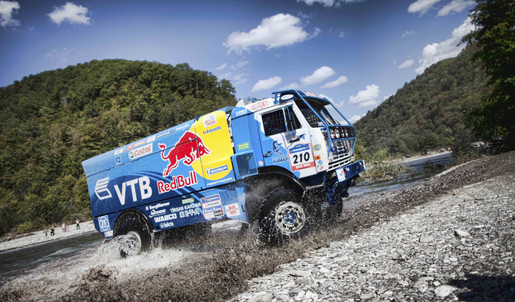 Камаз на трассе Париж-Дакар