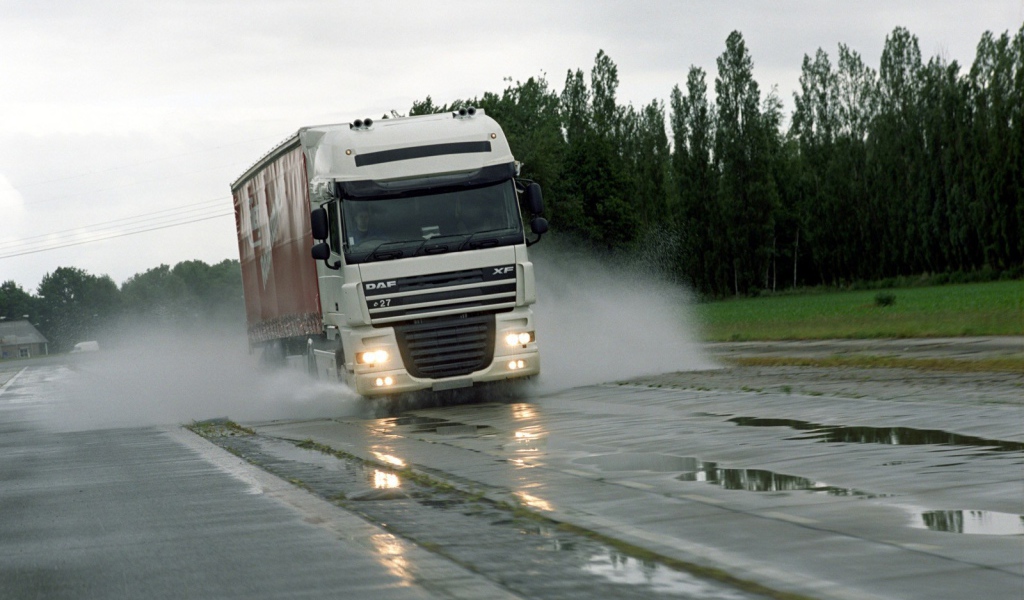 Автомобиль на мокрой дороге