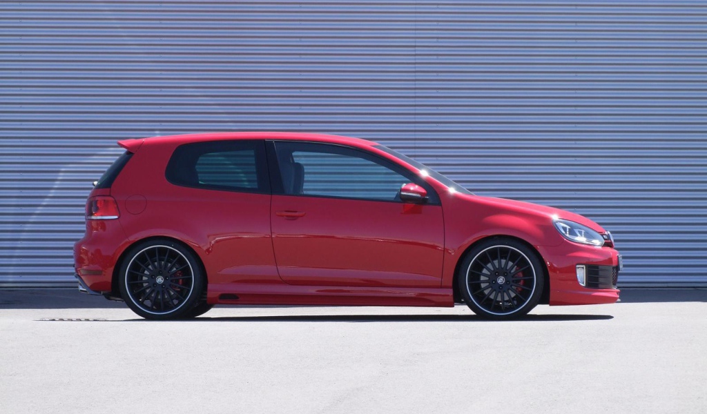 Красивый автомобиль Golf GTI 2014 года