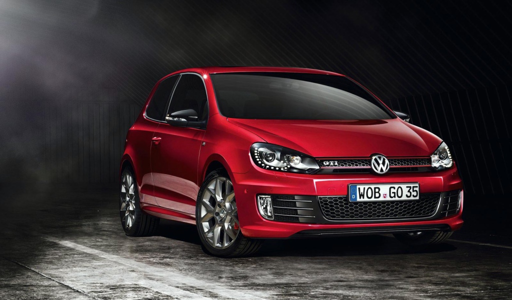 Красивый автомобиль Golf GTI 2014 года в Москве