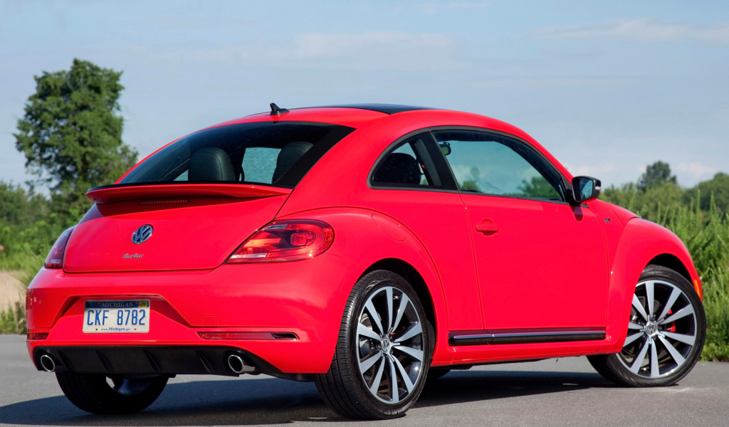 Красивый автомобиль Volkswagen Beetle 2014 в Москве