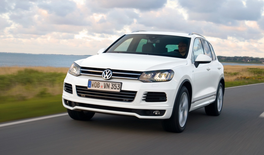 Красивый автомобиль Volkswagen Touareg