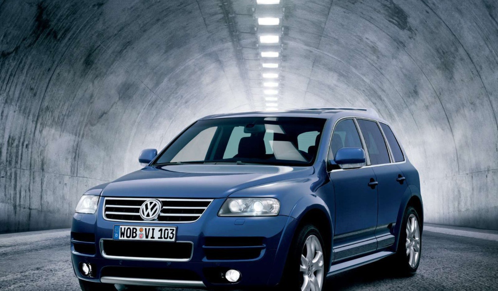 Красивый автомобиль Volkswagen Touareg в Москве