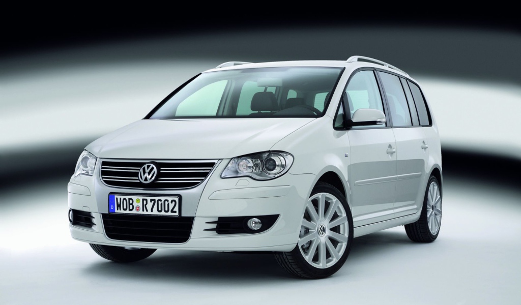 Красивый автомобиль Volkswagen Touran