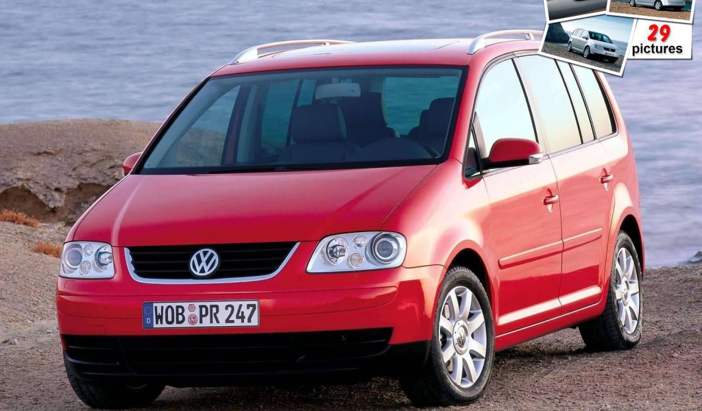 Красивый автомобиль Volkswagen Touran в Москве