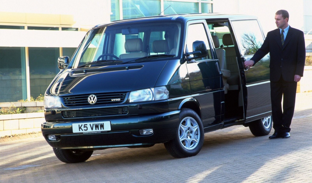 Красивый автомобиль Volkswagen Transporter