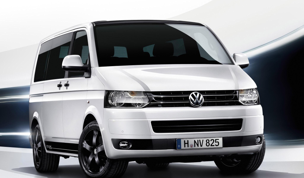 Красивый автомобиль Volkswagen Transporter в Москве