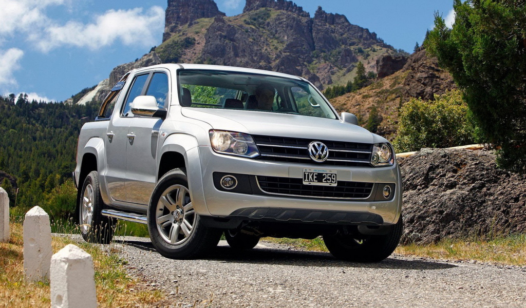 Автомобиль Volkswagen Amarok на дороге