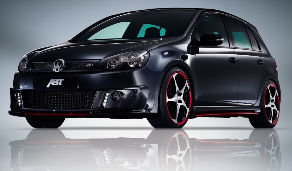 Автомобиль Volkswagen Golf на дороге