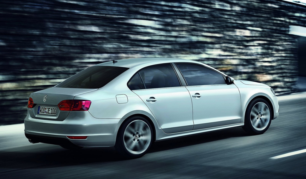 Автомобиль Volkswagen Jetta на дороге