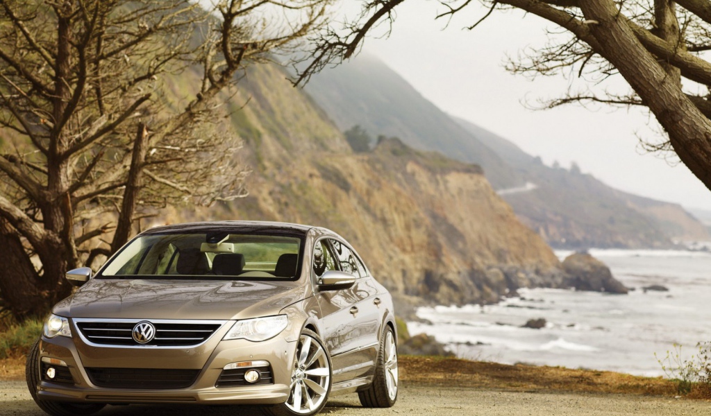 Автомобиль Volkswagen Passat на дороге