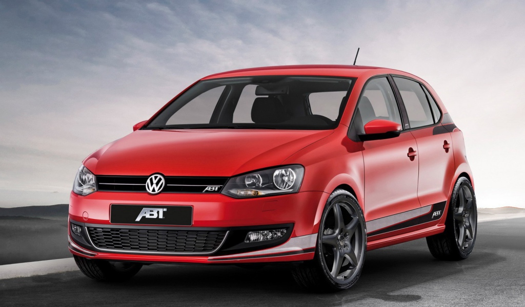 Автомобиль Volkswagen Polo на дороге