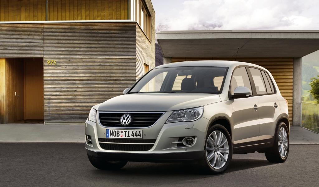 Автомобиль Volkswagen Tiguan на дороге