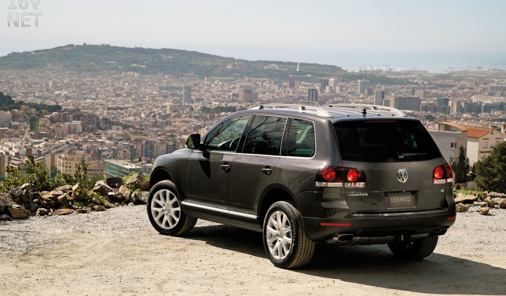 Автомобиль Volkswagen Touareg на дороге